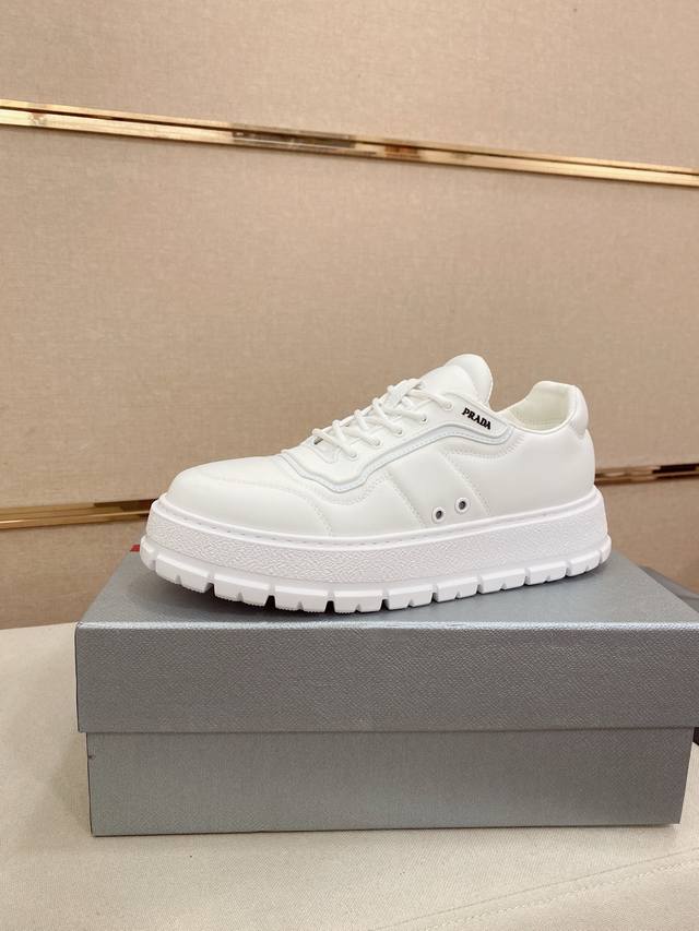 工厂P价 高版本 高品质新款Prada 普拉达 专柜同步上市， 新款男鞋、面料进口科技防水面料，纯手工艺制作而成。内里:全牛皮内里。高端气垫开模防滑橡胶大底，精