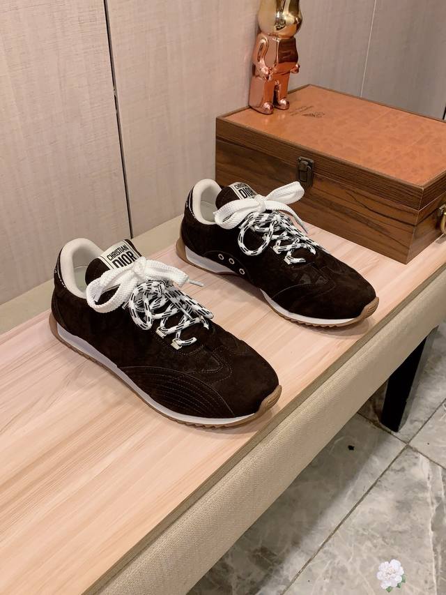 情侣装新款: 厂价 迪奥Dior* 最新爆款休闲鞋，顶端品牌 奢侈～代购，顶级～质量。 鞋面選用进口透气布料反磨材质透气垫脚 精细做工。原版个性时尚柔软橡膠耐磨