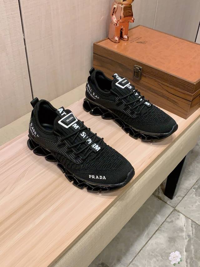 新款: 厂价 普拉达Prada* 最新爆款休闲鞋，顶端品牌 奢侈～代购，顶级～质量。 鞋面選用进口透气飞织网材质透气垫脚 精细做工。原版个性时尚柔软橡膠耐磨防滑