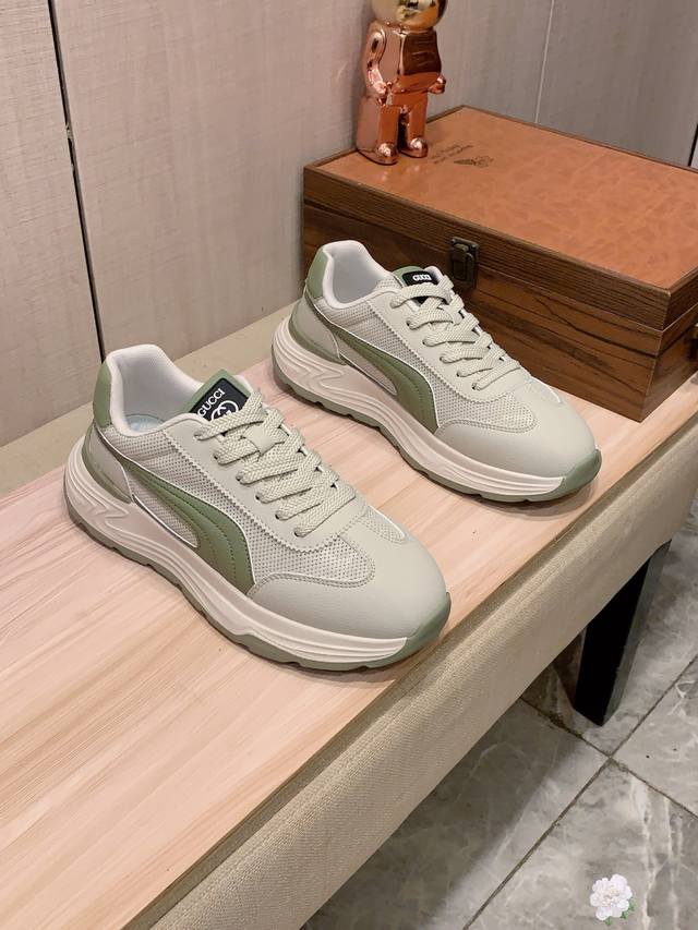 新款: 厂价 古奇Gucci* 最新爆款休闲鞋，顶端品牌 奢侈～代购，顶级～质量。 鞋面選用进口透气牛皮织网材质透气垫脚 精细做工。原版个性时尚柔软橡膠耐磨防滑