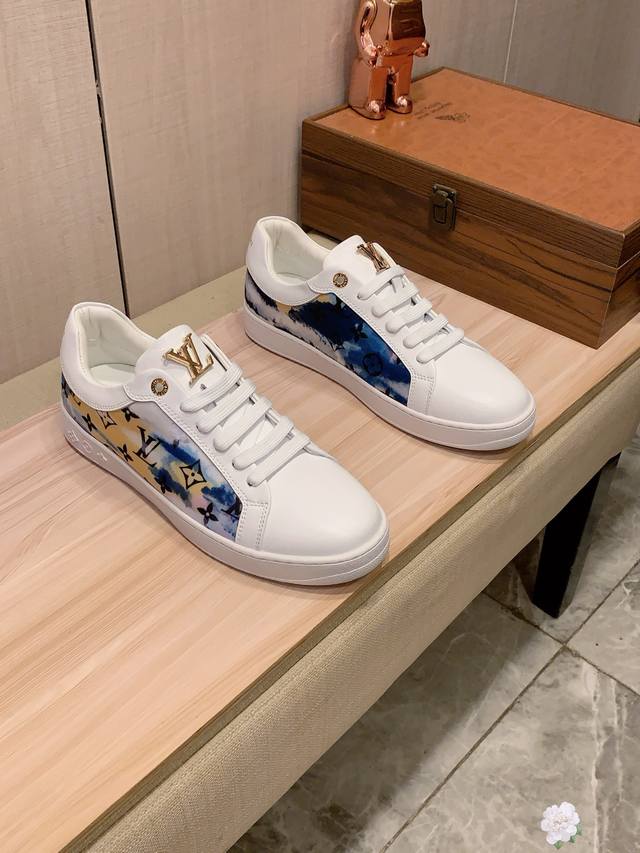 新款: 厂价 Lv* 最新爆款休闲鞋，顶端品牌 奢侈～代购，顶级～质量。 鞋面選用进口透气牛皮布料材质透气羊皮垫脚 精细做工。原版个性时尚柔软橡膠耐磨防滑大底，