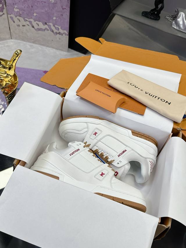 实价： 原版开发 品质出货 欢迎对比 Lv板鞋系列 Lv Trainer Maxi运动鞋将成衣系列的宽松廓形引入Virgilabloh笔下的Lvtrainer运