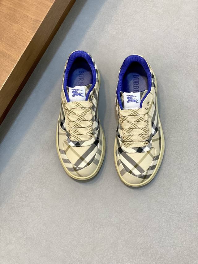 巴宝莉新款战马格纹休闲运动鞋全新露台休闲运动鞋 巴宝莉 Burberry 经典原素 超舒服的鞋子 骑士蓝色防滑鞋底 终于看到了最新的斜式格纹运动鞋颜色真的好好看