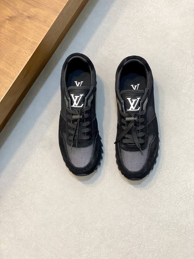 Louis Vuitton 路易威登 -高端品质 原单 -鞋面：反绒小牛皮、石头纹图腾布匹、鞋身车缝品牌塑胶图腾、后跟金属扣件 -内里：水染牛皮 -大底：超轻耐