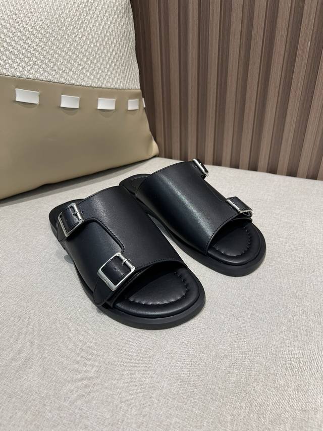 出厂价Pp Dior 迪奥拖鞋顶级代购 炸街男神春夏拖鞋同步，鞋面意大利进口牛皮搭配标志布面料，高品质复杂拼接工艺品，鞋底：原厂特供原版底，独家活动成型底超级舒