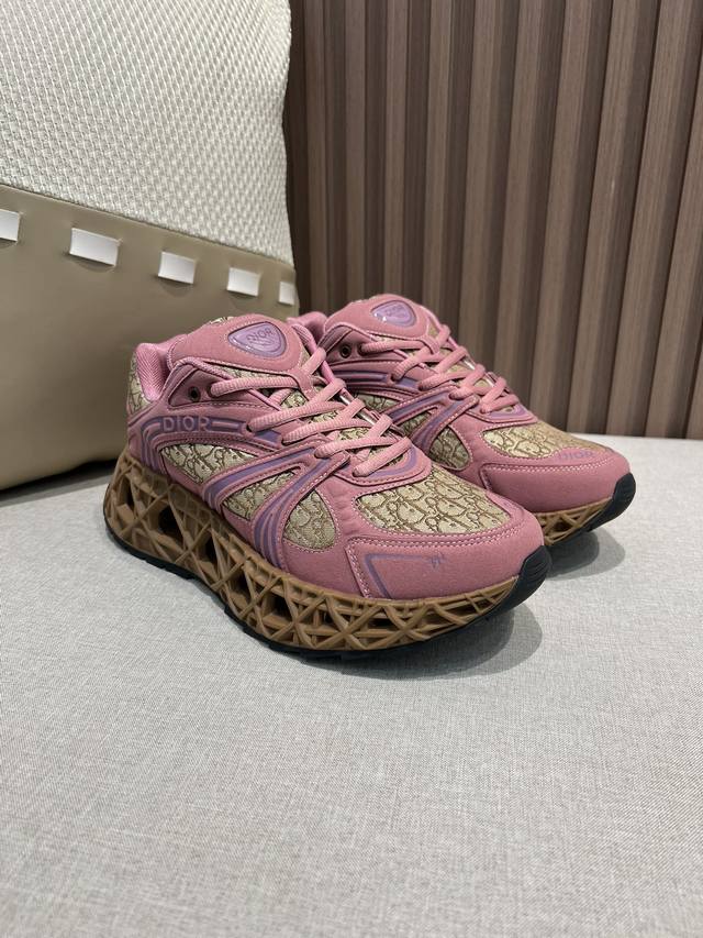 出厂价Pp 男款Dior 迪奥Dior B35 高端品质 原单 休闲运动鞋 鞋面：特殊环保皮.高周波品牌图腾、品牌图腾布匹、鞋舌塑胶品牌Logo、后跟高周波品牌