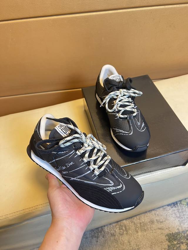 P 原单品质独家首发 迪奥 独特现代风运动鞋。休闲乐福原版皮 羊里 拒绝脱色磨脚 鞋底：原厂特供原版底，超酷 系带走路都带风风格设计 超舒服耐磨防滑原版底 。就