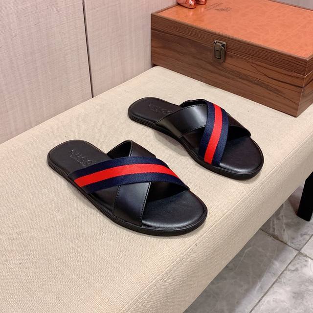 拖鞋: 新款: 厂价 古奇Gucci* 系列拖鞋顶级代购男士同步发售，意大利进口织带原版精选牛皮，做工考究， ，鞋底： 超舒适 原厂特供原版底，独家双层活动成型