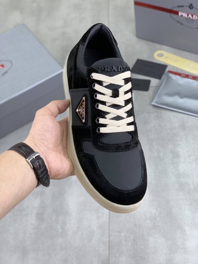调工厂P价 女装女鞋 运动原单高品质牛里 Prada 普拉达经典款男鞋官网最新款上市了1：1复制，香港同步，走秀同台；全部采用小牛皮进口牛皮内里、橡胶大底原版防