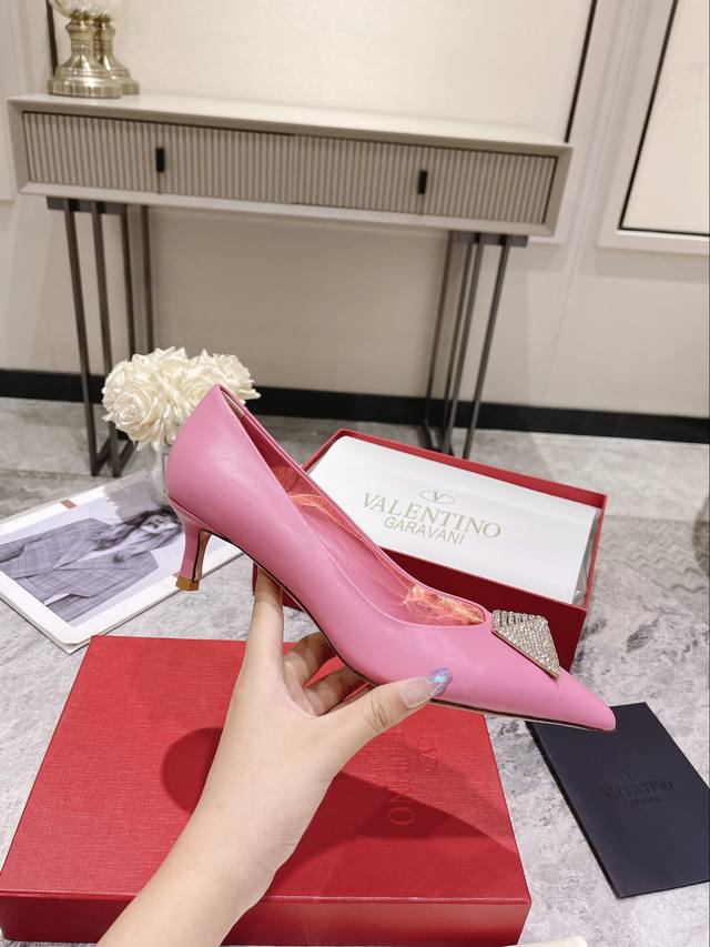工厂P价 女装女鞋 运动原单顶级版本 华伦天奴 秋冬新款女士单鞋 独特的 金字塔 大铆钉五金 纯手工镶钻 衬托出满满的高级感，新一季不负期待！ 值得入手★柒皮绝