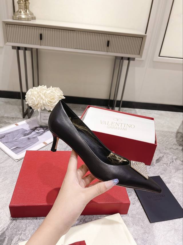 工厂P价 女装女鞋 运动原单，顶级版本 华伦天奴 秋冬新款女士单鞋 独特的 金字塔 大铆钉五金 纯手工镶钻 衬托出满满的高级感，新一季不负期待！ 值得入手★柒皮