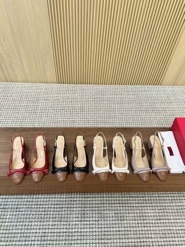 工厂P价 女装女鞋 运动原单顶级版本 华伦天奴 春夏新女士后空凉鞋，行走神器 独特的 蝴蝶结设计 衬托出满满的高级感，新一季不负期待！ 值得入手★绝对的上档次原