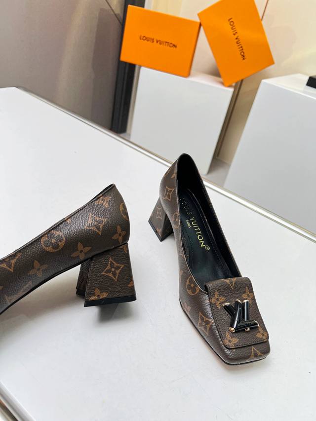 工厂P价 女装女鞋 运动原单专柜同步Lv路易威登Louis Vuitton 春季单鞋。市场高端产品质量。最新原版饰扣，官网1：1鞋跟。拆解原版订制柒皮，采用混种
