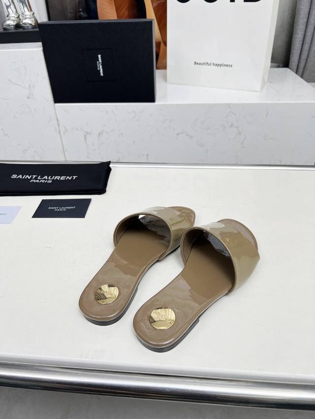 工厂P价 女装女鞋 运动原单圣罗兰 :卡其色漆皮拖鞋 码数35-44 42.43.44定做不退换 面料：头层牛皮 羊皮里 这款便鞋风格优雅，穿搭轻松，洋溢清新朝