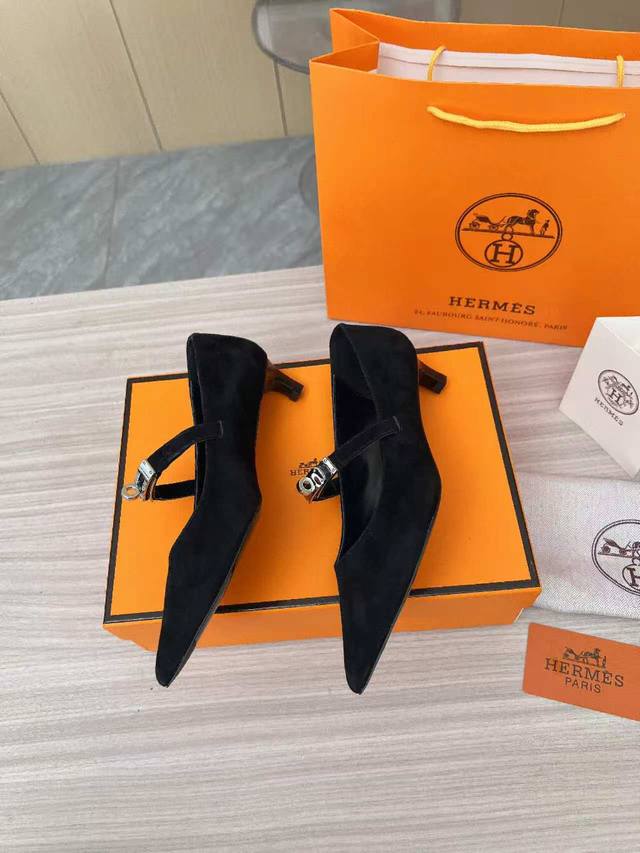 工厂P价 女装女鞋 运动原单顶级产品Hermes爱马仕新款真正的手工鞋，纯手工打造，必须收藏的单品！度假搭配神器！我们对精品的追求永远只要最好！不要将就！舒适及