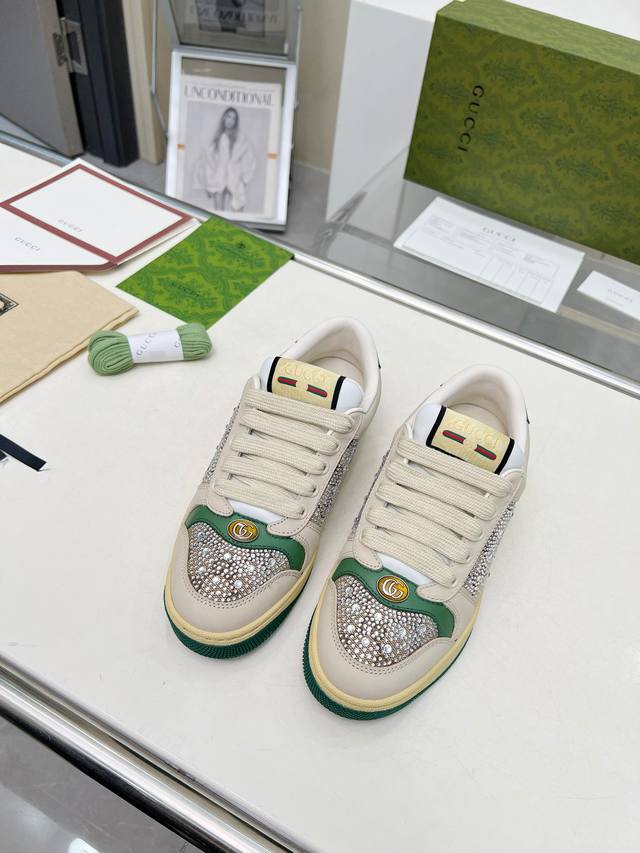 Gucci 最新款钻鞋 一眼惊艳，上脚超仙超帅！老花+水钻百搭又高级，内里不再是毛巾内衬变成了超柔软皮革非常舒适放松 精心点缀璀璨夺目的多刻面水钻 为经典款式注