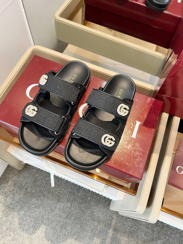 Gucci 2025夏季新款拖鞋，魔术贴设计适合各种脚型，双G水钻设计点睛之笔，随意穿搭轻松拿捏春夏氛围～35-40