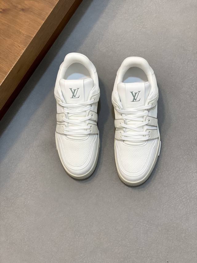驴家 新配色 男士Trainer运动鞋，本款 Lv Trainer 运动鞋取材小牛皮配透气网布，呈现纯净色调，后部#54标识追溯品牌诞生于1854年，设计师手写