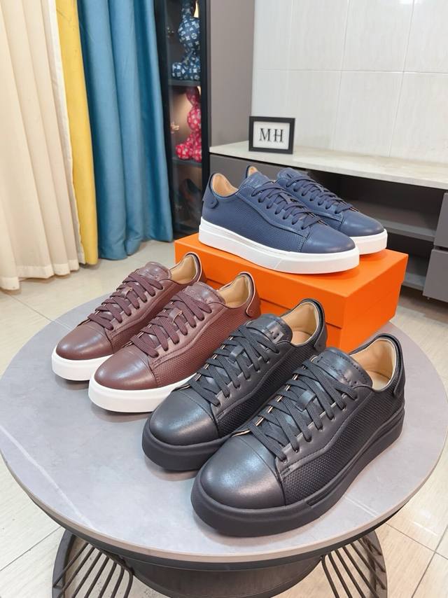 出厂价P Santoni 圣东尼 意大利男士小牛皮休闲板鞋出货！这个意大利纯手工鞋履品牌的每一双鞋设计简洁经典，上脚非常舒适百搭！ 此款鞋面面料采用进囗反绒小牛