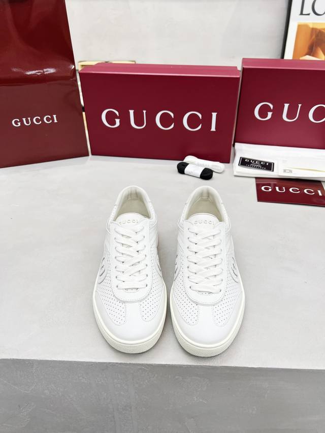 Gucci经典设计德训元素走秀款 对版顶级品质德训鞋 滴胶Logo工艺凹凸有型，对版油边工艺，冲孔牛皮布面绒皮牛皮面拼接透气不闷脚，原版套楦鞋掌上脚舒适。 面料