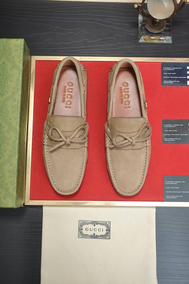 出厂价P 古奇 Gucci 高端牛里 新款Gucci* 古奇豆豆鞋！选用进口原版牛皮，内里头层舒适牛皮内里！原版耐磨橡胶大底！高品质精品！码数38-44！