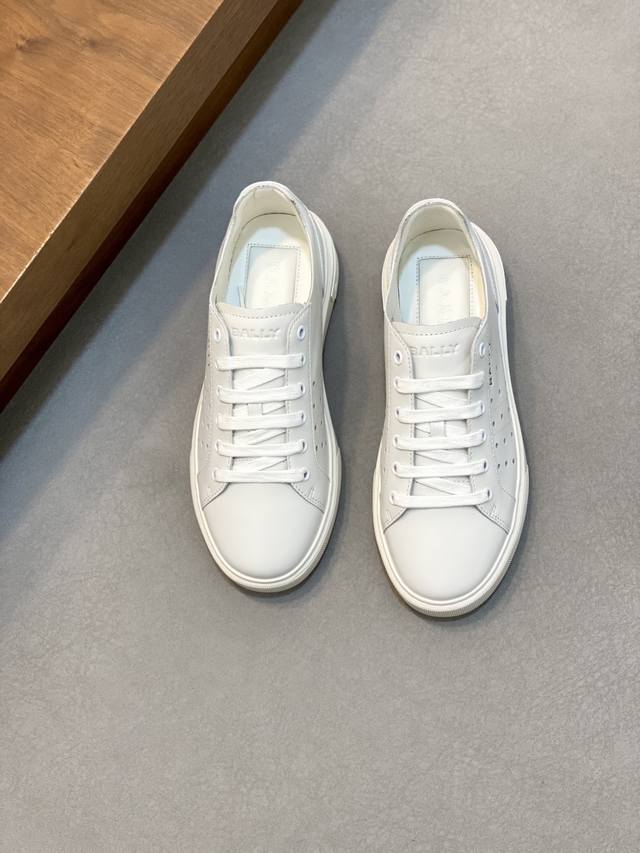 Bally 超轻爆款男鞋！ 鞋面采用轻柔小牛纳帕皮制作、鞋外立体印刷品牌Logo、鞋面整体透气孔眼、Eva轻质橡胶外贴Tpu条纹防滑大底，经典版本 ！ 尺码：3