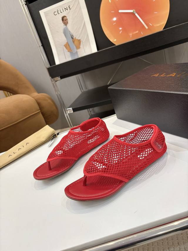 品 牌：Alaia 25Ss 春夏季新款 明星同款 穿搭万金油 渔网鞋 芭蕾舞鞋 轻盈透气 夏日松弛美学透气网面日月光倾泻 交织出若隐若现的透感美学 网面设计