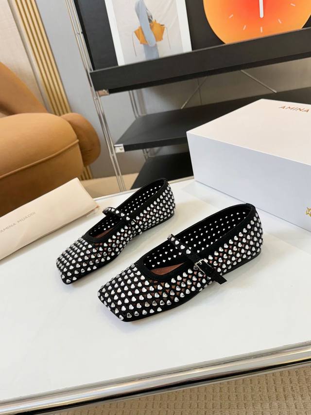 出厂价Pp 品 牌：Amina Muaddi 小众潮牌 25Ss早春新款 水钻缀饰 芭蕾平底鞋 满满的少女风、既摩登又复古的味道！ 非常的简约大气 不管是半身裙
