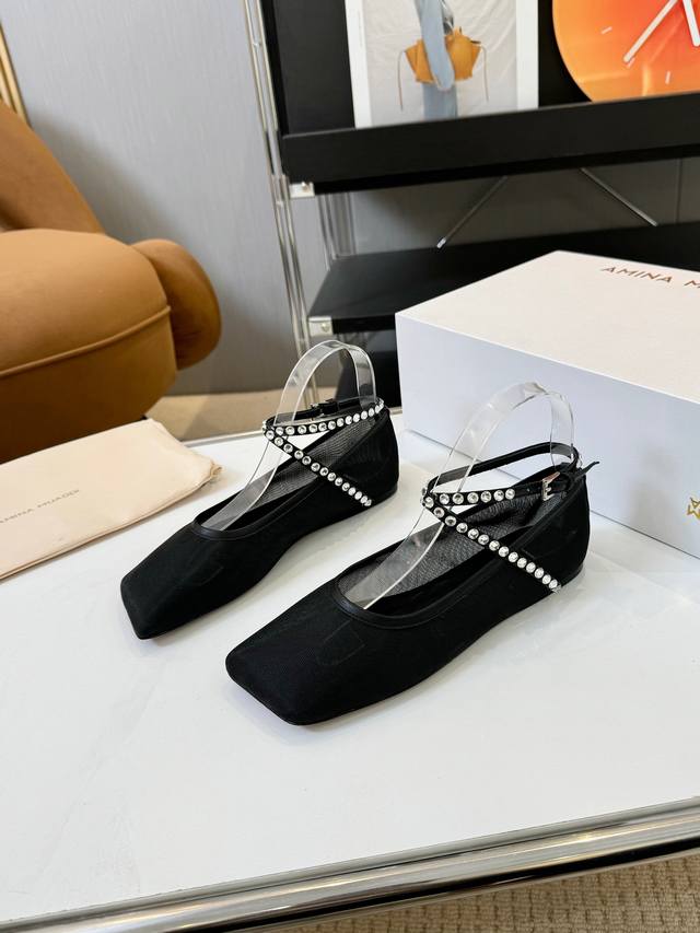 品 牌：Amina Muaddi Amina Muaddi 阿米娜方头绑带钻单鞋！无数的名设计师都把他看作“Designer Of Designers”更影响着