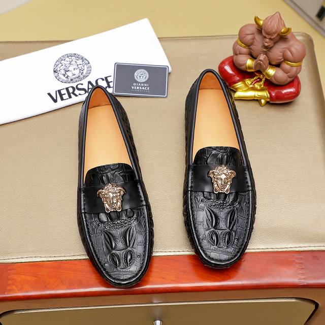 工厂P价 Versace 范思哲 男士新款豆豆鞋上市 原单品质 官网1:1同步头层牛皮皮内里，完美造型顶级品质，橡胶耐磨大底，，鞋型饱满，立体感十足超级百搭 高
