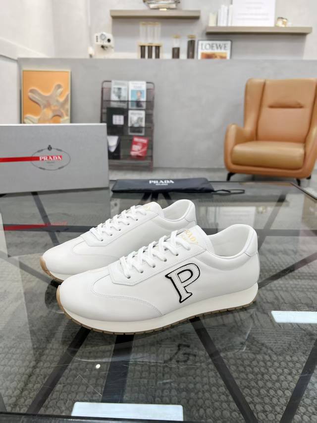 38-45 Prada 普拉达新款男士真皮运动鞋，市面最高版本 、欢迎任意对比！原版皮料质感极佳，超上档次！意大利进口胎羊网内里，可拆式垫！奢华用料、精细做工，