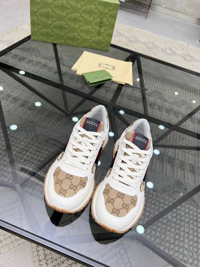 新款男鞋Gucci 最新鞋出货。原单品质 时尚潮流 采用特殊材料 内里网羊皮 全新包装。脚感超舒适，做工简直无可挑剔 码数:38-45