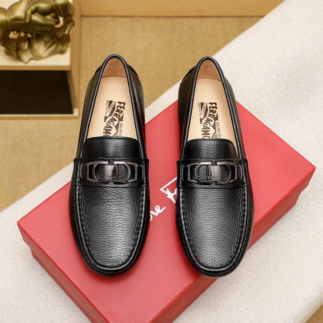 商品商标：Ferragamo 菲拉格慕 豆豆鞋 正码码数: 38-44 45.订制 商品材料：精选 头层荔枝纹小牛皮*进口猪皮内里。强烈立体视觉效果，原版橡胶大