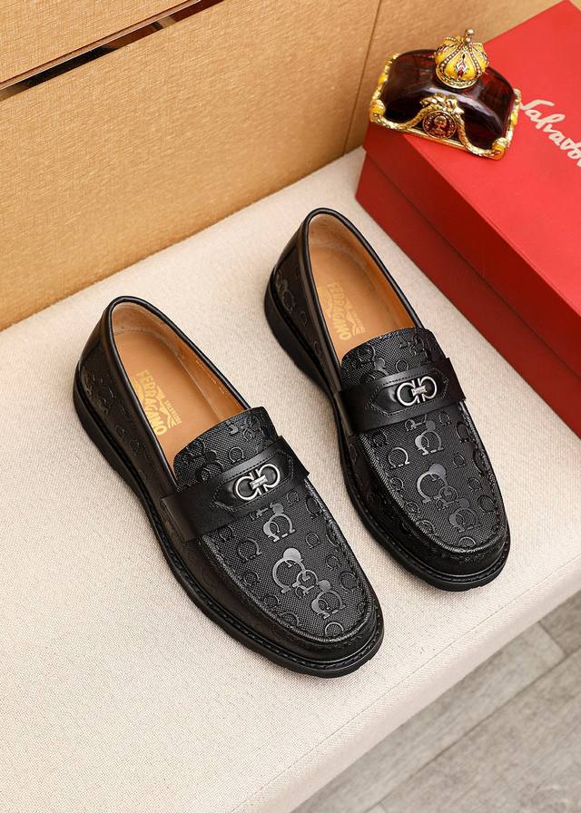 商品商标：Ferragamo 菲拉格慕 休闲皮鞋 正码码数: 39-44 45.订制 商品材料：精选 进口头层小牛皮鞋面+经典五金扣，进口水染牛皮内里。强烈立体