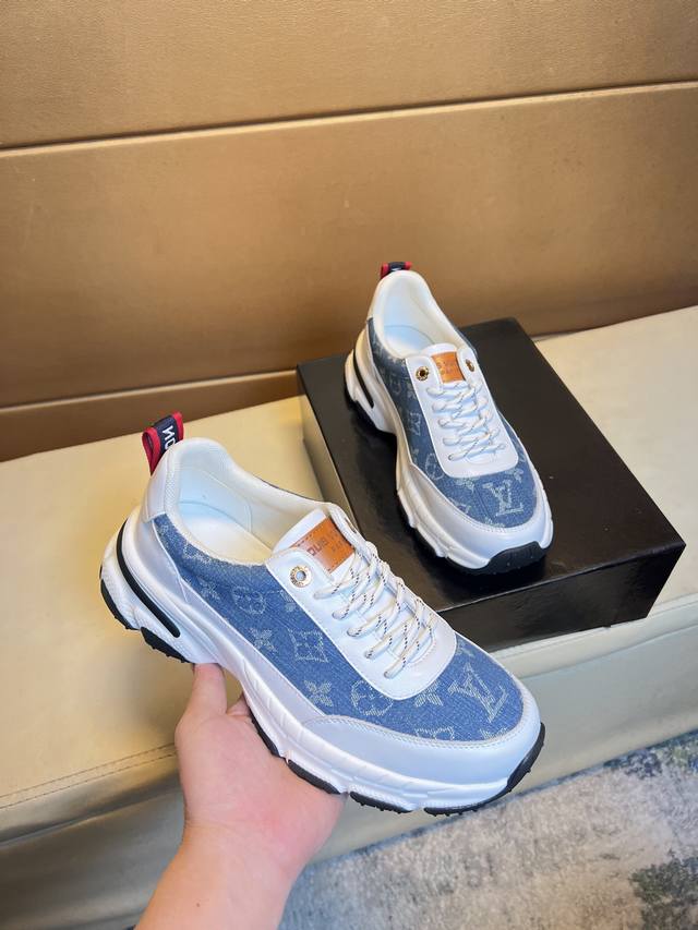 P 路易威～独特现代风运动鞋。休闲乐福原版皮 羊里 拒绝脱色磨脚 鞋底：原厂特供原版底，超酷 系带走路都带风风格设计 超舒服耐磨原版底 。就好像实物拍摄实物更赞