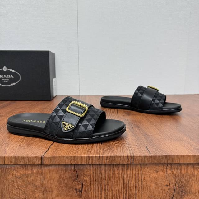 Prada 普拉达 新款男士直筒风格真皮拖鞋 复古灵感与摩登线条和谐共存，动感设计，装饰以品牌的标志性符号特色细节。真皮底层，内里小牛皮鞋面包含有石头纹牛皮，光
