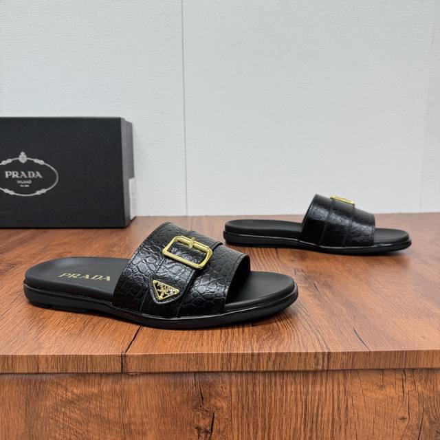 Prada 普拉达 新款男士直筒风格真皮拖鞋 复古灵感与摩登线条和谐共存，动感设计，装饰以品牌的标志性符号特色细节。真皮底层，内里小牛皮鞋面包含有石头纹牛皮，光