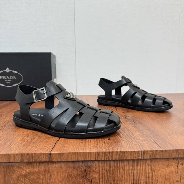 Prada 普拉达 男士专柜同步新款橡胶渔夫凉鞋出货！ 莞产高品，全小牛皮穿插鞋面，这款凉鞋运用当代线条与细节重新演绎复古沙滩凉鞋，选用橡胶材质打造。并装饰以P