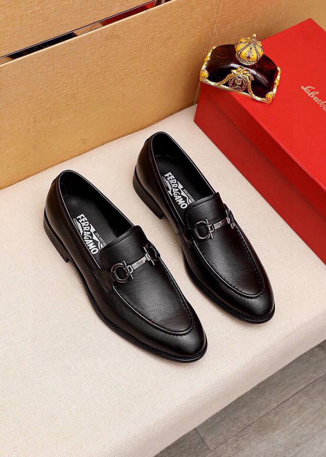 商品商标：Ferragamo 菲拉格慕 休闲皮鞋 正码码数: 39-44 38.45.46订制 商品材料：精选 进口荔枝纹小牛皮鞋面+经典五金扣，进口猪皮内里。
