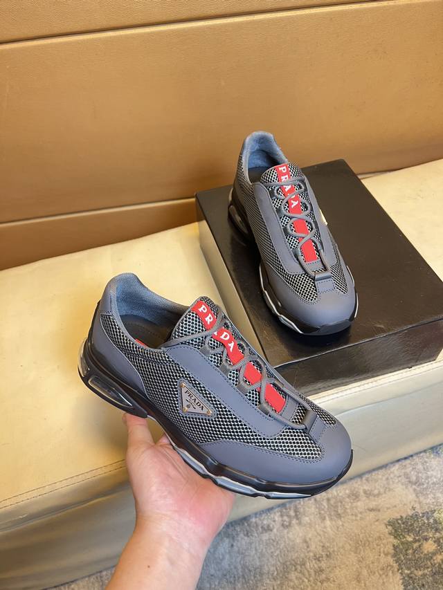 P Prada 普拉达 -高端品质 原单 -鞋面：丝绸小牛皮、品牌帆布布匹、品牌金属扣件 -内里：网布，垫脚; 顶级牛皮 -大底：超轻Tpu发泡; 成型大底 -