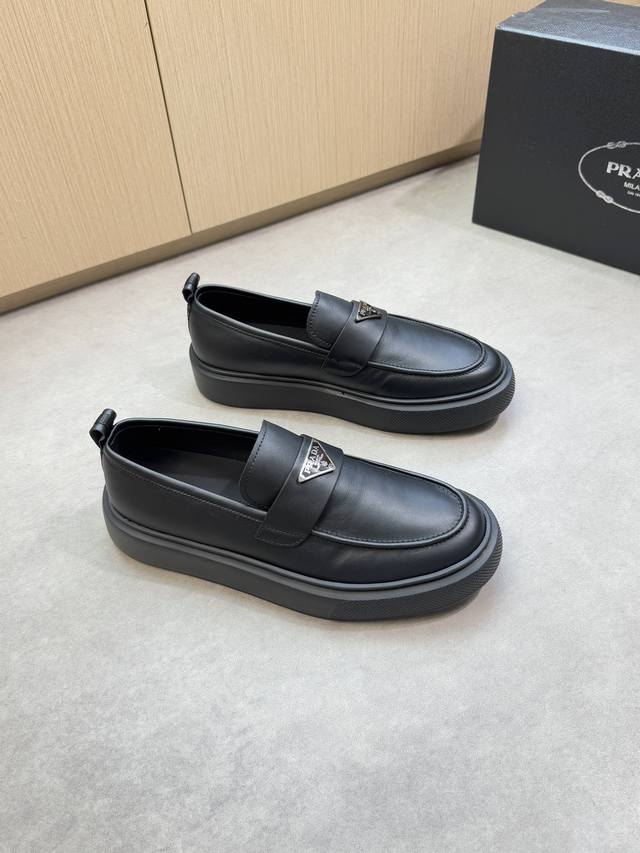 Prada 普拉达 -高端品质 原单休闲运动鞋 -鞋面：原版纳帕小牛皮、鞋丹外合车缝线、品牌金属扣件、手工涂边工艺 -内里：水染牛皮 -大底：超轻原版Tpu发泡