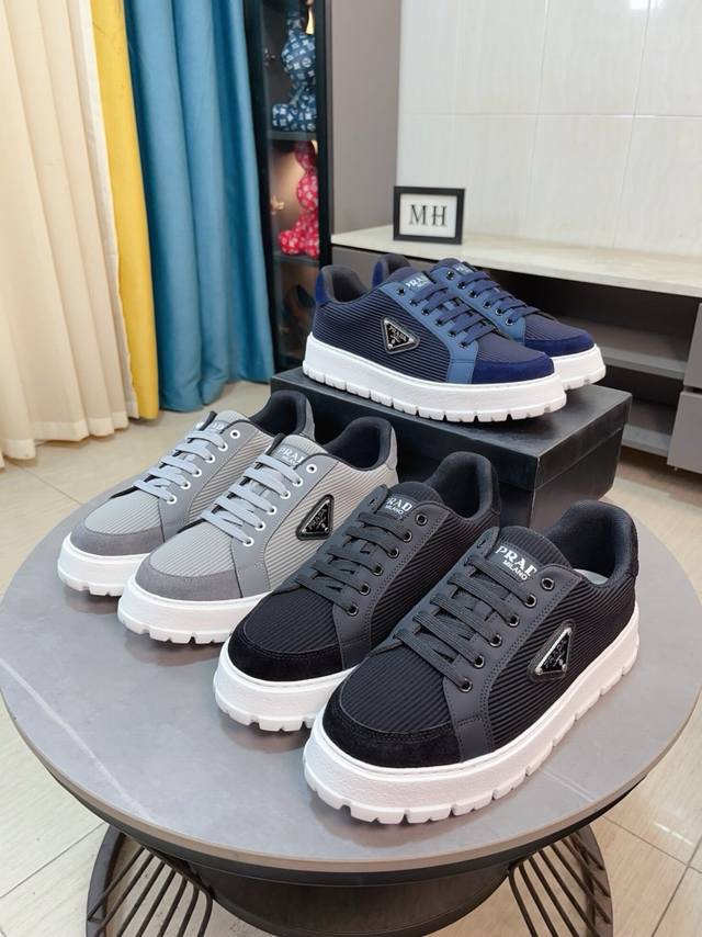 出厂价P 普拉达 Prada 奢华时尚的高端产品完美的楦型加上顶级的手工制作，使得本款鞋子立马形成了一股浓郁的贵族气息。进口头层牛皮搭配布洛克雕花工艺真皮内里法