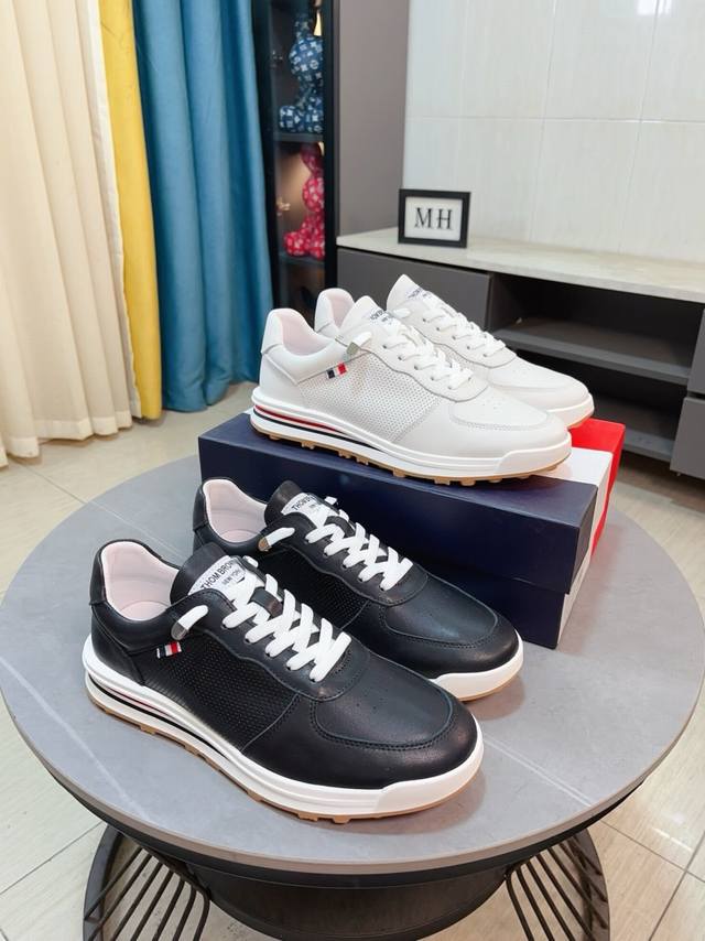 出厂价P Thom Browne 汤姆 布朗 男款白色休闲 这个邪魅酷感的新锐品牌 Lb让我们在这个夏天有了放松 时髦 个性的新选择 Tb白鞋风暴 鞋面采用原版