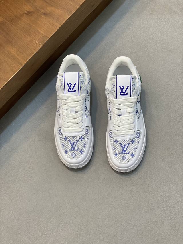 L.V 休闲运动鞋，采用头层牛皮设计，侧身联名印花Logo装饰，后侧鞋口和鞋跟处均带有品牌标志性细节，提升格调。时尚百搭，可为各式造型增光添彩。塑造独具动感活力