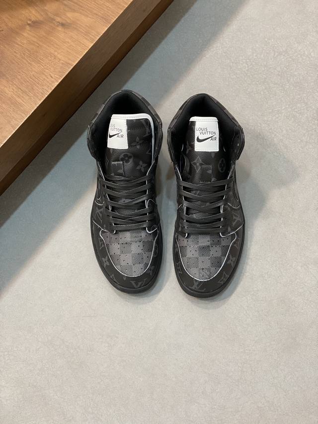 L.V X Nike联名高帮休闲运动鞋，采用头层牛皮涂鸦设计，侧身联名印花Logo装饰，后侧鞋口和鞋跟处均带有品牌标志性细节，提升格调。时尚百搭，可为各式造型增