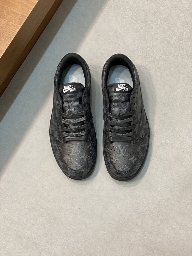 L.V X Nike联名低帮休闲运动鞋，采用头层牛皮涂鸦设计，侧身联名印花Logo装饰，后侧鞋口和鞋跟处均带有品牌标志性细节，提升格调。时尚百搭，可为各式造型增