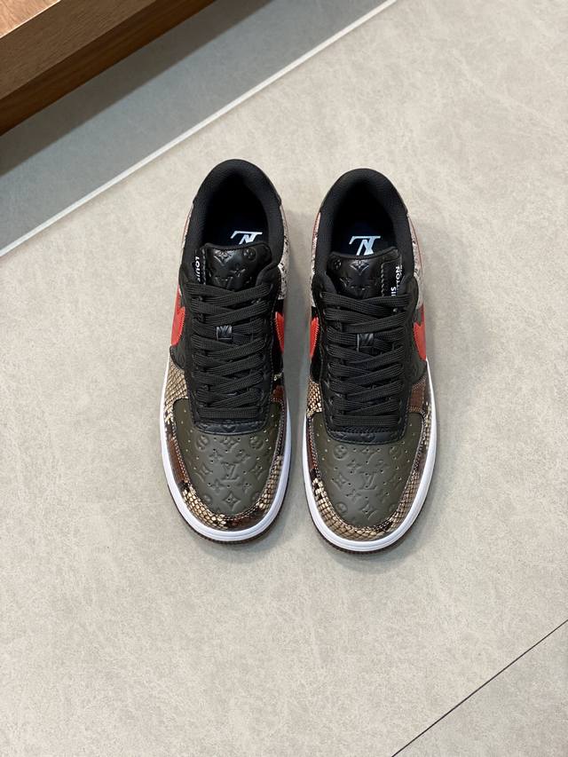 原端抽屉盒子Louis Vuitton X X Nike 三方联名款，设计思路基本上是延续 The Ten 的风格，Swoosh 车线、鞋舌标签视觉效果相当熟悉