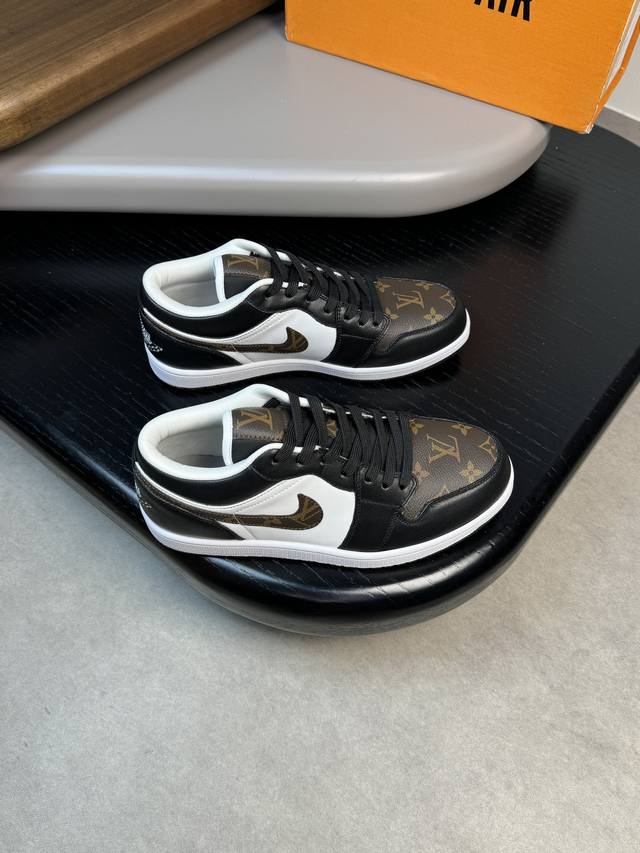 L.V* X Nike联名低帮休闲运动鞋，采用头层牛皮拼接原版帆布精心制作，侧身联名印花Logo装饰，双色橡胶鞋底、后侧鞋口和鞋跟处均带有品牌标志性细节，提升格