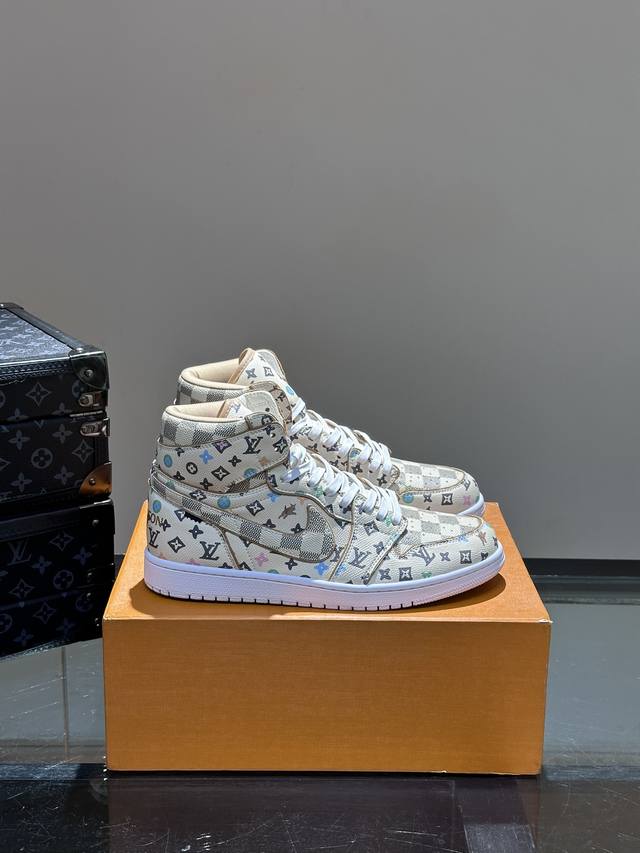 L.V* X Nike联名高帮休闲运动鞋，采用头层牛皮拼接原版帆布精心制作，侧身联名印花Logo装饰，橡胶鞋底、后侧鞋口和鞋跟处均带有品牌标志性细节，提升格调。