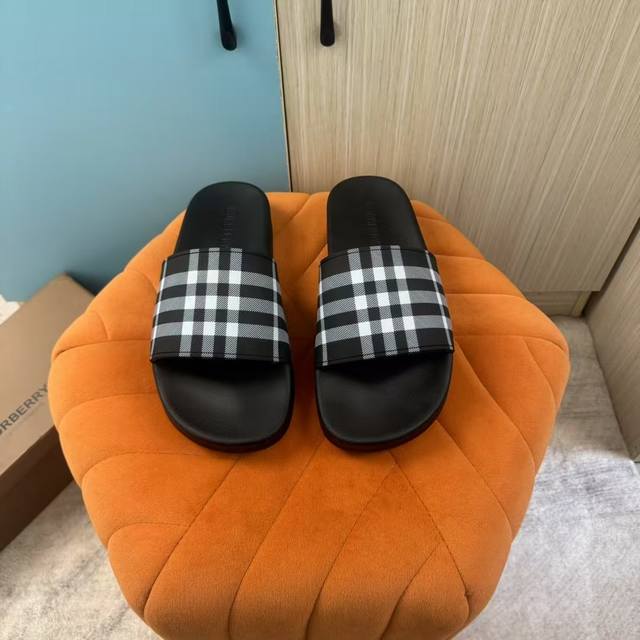 工厂P价P： B家* 新款原版1:1 Size:女36-41男38-46 巴宝莉经典男士拖鞋，高端精品，原版材质，精细做工，休闲宽松舒适型，夏季必入款